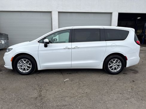 Used 2023 Chrysler Pacifica Touring-L image 2