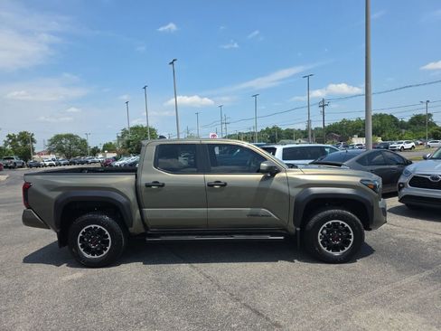 Used 2025 Toyota Tacoma TRD Off-Road AWD/4WD image 3