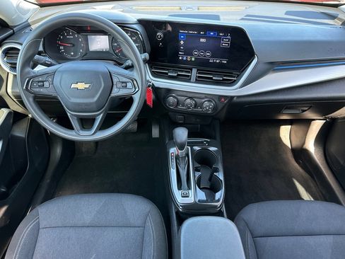 Used 2024 Chevrolet Trax LS w/ LS Convenience Package FWD image 17