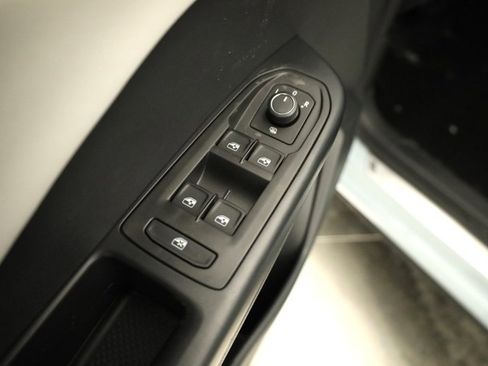 New 2026 Volkswagen Taos SE image 10