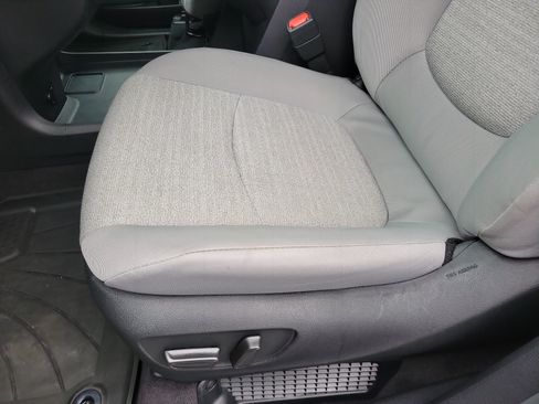 Used 2025 Toyota Sienna LE AWD/4WD image 10