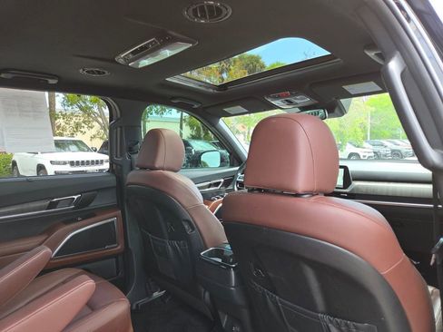 Used 2024 Kia Telluride EX w/ EX Captain's Chair Package image 12