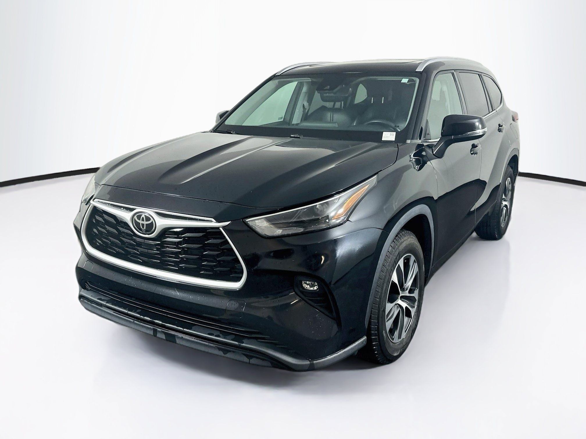 Used 2022 Toyota Highlander XLE FWD image 3
