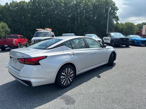 Used 2024 Nissan Altima 2.5 SV FWD image 6