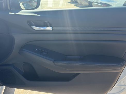Used 2025 Nissan Altima 2.5 SV FWD image 23