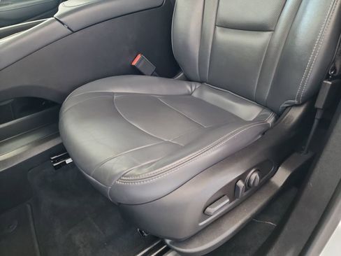 Used 2022 Buick Enclave Essence image 16