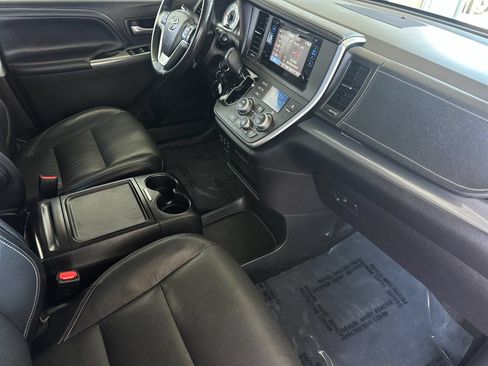 Used 2017 Toyota Sienna SE FWD image 16