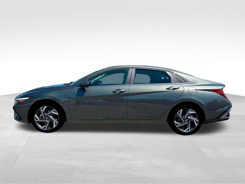 Used 2025 Hyundai Elantra Limited FWD image 3