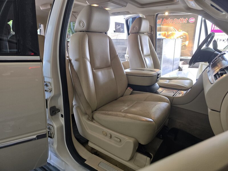 Used 2008 Cadillac Escalade ESV AWD image 16