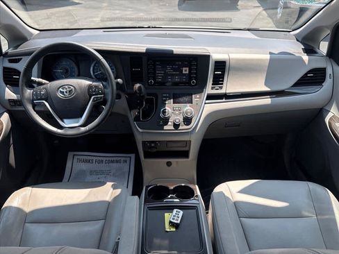 Used 2020 Toyota Sienna XLE w/ XLE Navigation Package FWD image 11