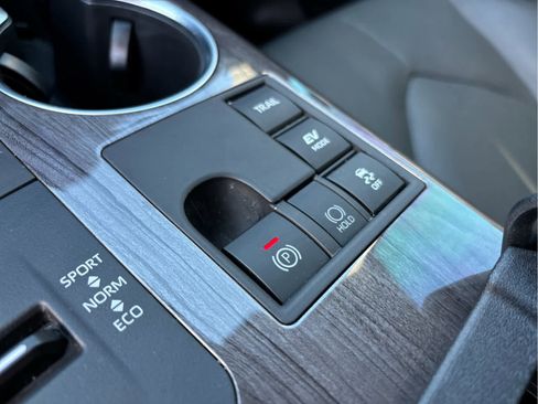 Used 2023 Toyota Highlander Limited image 21