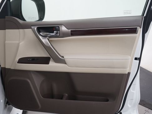 Used 2014 Lexus GX 460 w/ Premium Package AWD/4WD image 10
