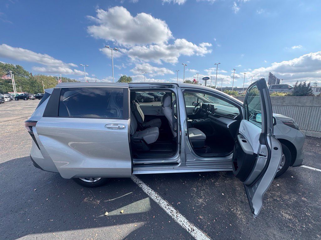 Used 2025 Toyota Sienna LE FWD image 8