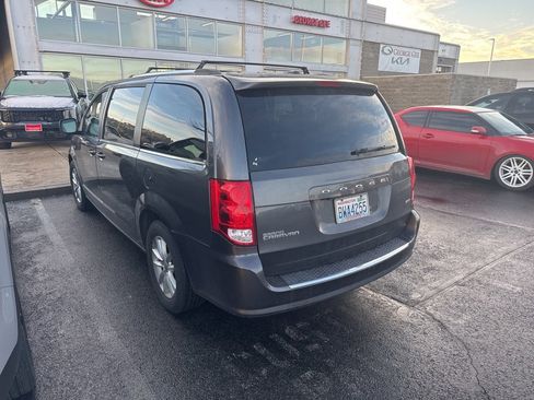 Used 2019 Dodge Grand Caravan SXT image 3