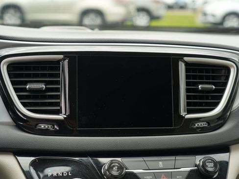Used 2017 Chrysler Pacifica Touring Plus FWD image 23