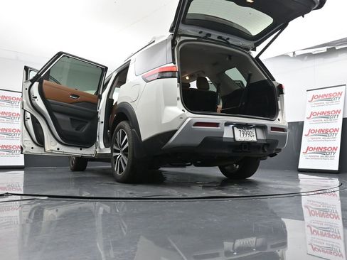 Used 2024 Nissan Pathfinder Platinum w/ Cargo Package image 30