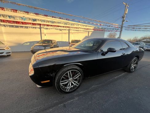 Used 2013 Dodge Challenger SXT image 1
