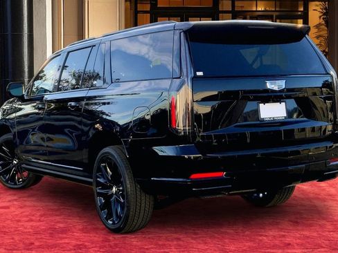 Used 2023 Land Rover Range Rover Long Wheelbase Autobiography image 4