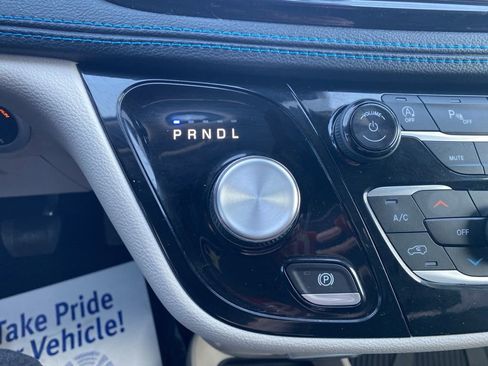 Used 2021 Chrysler Pacifica Touring-L w/ Uconnect Theater Family Group image 23