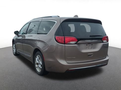 Used 2018 Chrysler Pacifica Touring-L Plus w/ Tire & Wheel Group image 4