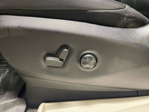 Used 2022 Chrysler Pacifica Touring-L image 16