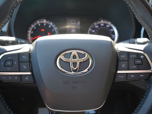 Used 2021 Toyota Highlander LE AWD/4WD image 11