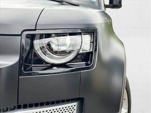 New 2024 Land Rover Defender 110 SE image 9