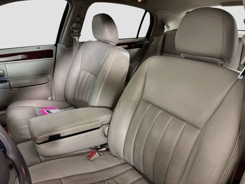 Used 2007 Lincoln Town Car Signature RWD image 18