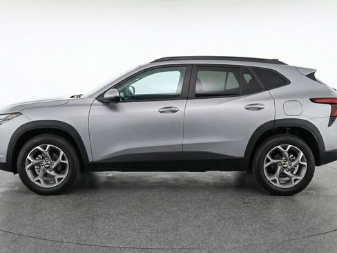 Used 2025 Chevrolet Trax LT w/ LT Convenience Package image 5