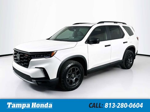 Used 2025 Honda Pilot TrailSport image 1