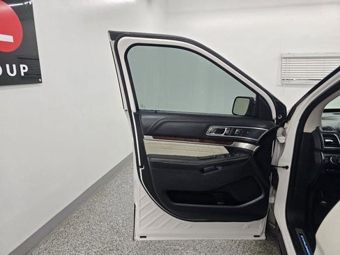 Used 2016 Ford Explorer Platinum AWD/4WD image 27