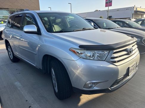 Used 2012 Toyota Highlander 4WD w/ Tech Pkg image 3