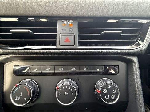 Used 2022 Volkswagen Taos SE image 18