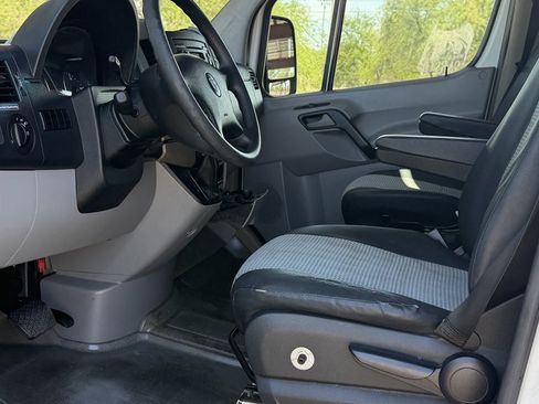 Used 2007 Dodge Sprinter 2500 RWD image 10