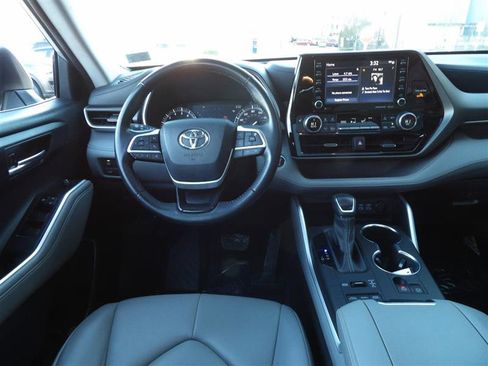 Used 2022 Toyota Highlander XLE image 17
