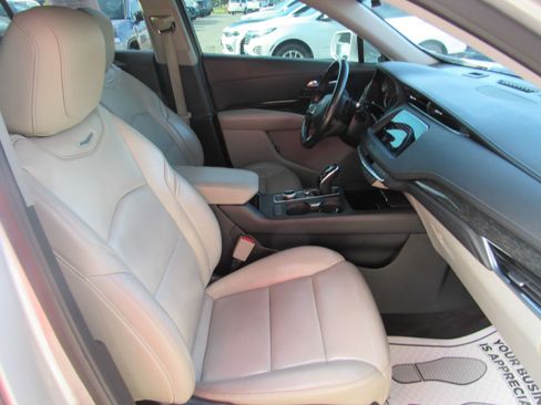 Used 2021 Cadillac XT4 Premium Luxury FWD image 11