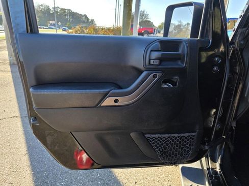 Used 2018 Jeep Wrangler Unlimited Altitude image 12