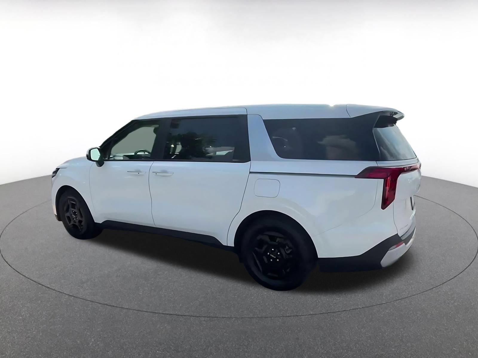 Used 2026 Kia Carnival FWD image 9