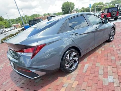 Used 2025 Hyundai Elantra Sport FWD image 9