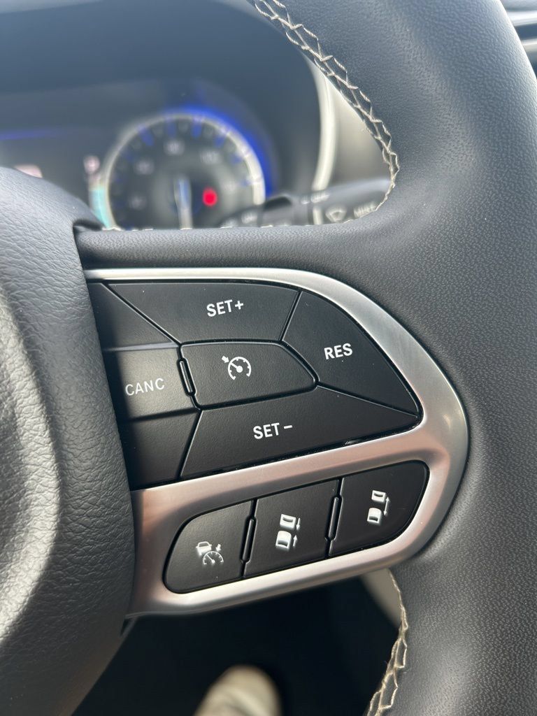 Used 2023 Chrysler Pacifica Touring-L FWD image 33