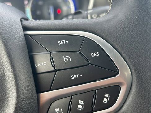 Used 2023 Chrysler Pacifica Touring-L FWD image 33