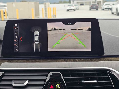 Used 2019 BMW 530e w/ M Sport Package image 26