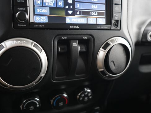 Used 2018 Jeep Wrangler Sahara w/ Connectivity Group AWD/4WD image 16