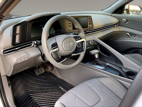 Used 2025 Hyundai Elantra SE image 11