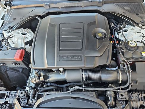 Used 2022 Jaguar XF SE RWD image 13