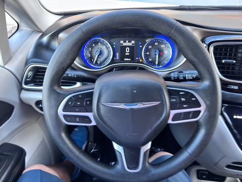 Used 2020 Chrysler Voyager L FWD image 11