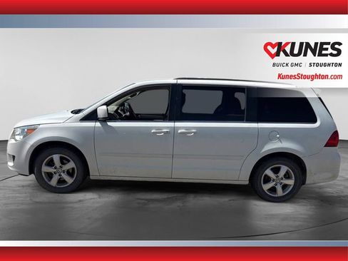 Used 2011 Volkswagen Routan SE FWD image 6