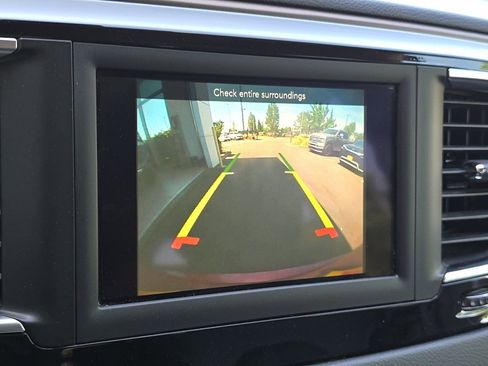 Used 2018 Chrysler Pacifica Touring-L FWD image 19