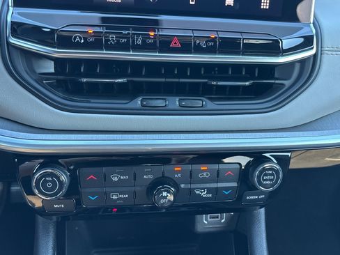 Used 2025 Jeep Compass Limited image 8