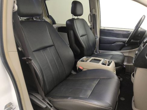 Used 2016 Chrysler Town & Country Touring image 21